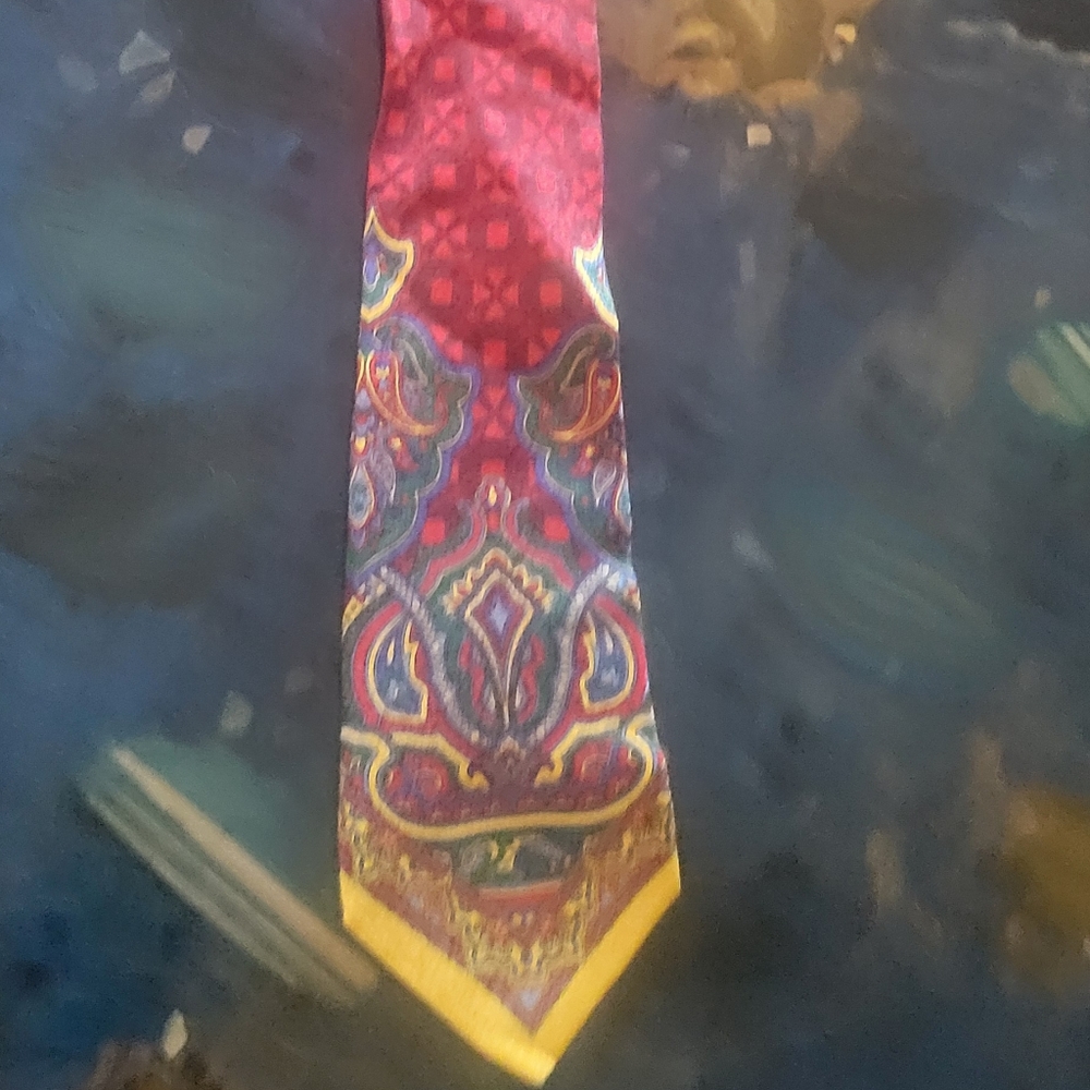 Vintage GIANNI VERSACE Elegant Paisley Silk Tie - Red and Yellow